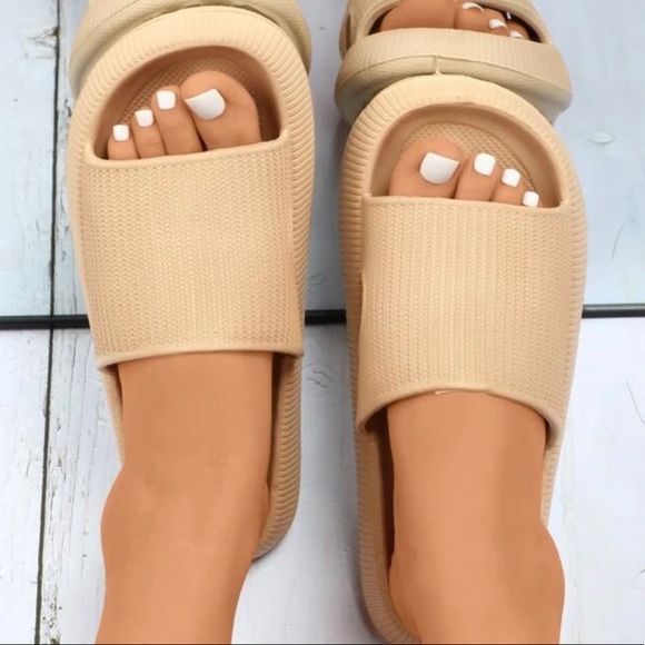 Nude Cloud Slides - Picture 6 of 6